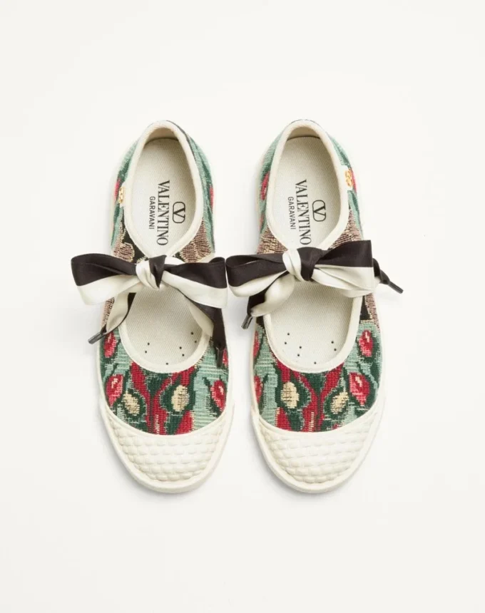 Baleriny Bay By Bay Sneaker z tkaniny żakardowej z haftem kwiatowym Baleriny Bay By Bay Sneaker z tkaniny żakardowej z haftem kwiatowym