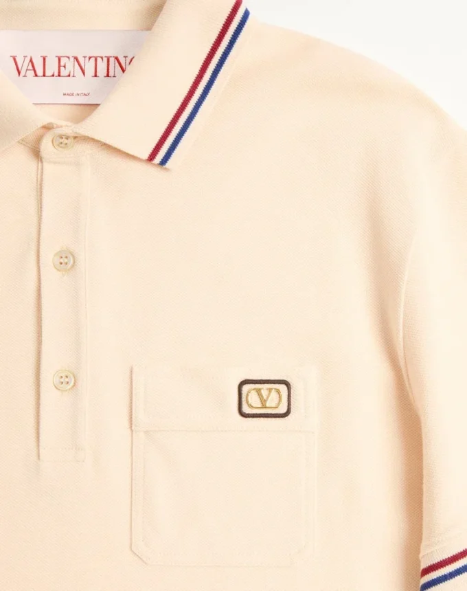 Bawełniana koszulka polo z pikowanym materiałem i naszywką z logo Bawełniana koszulka polo z pikowanym materiałem i naszywką z logo