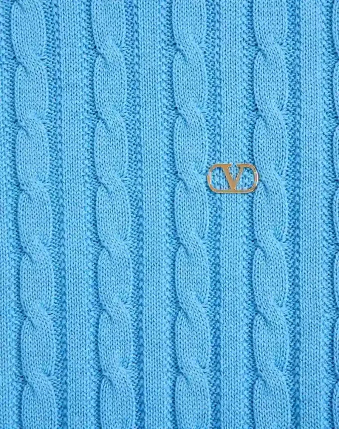 Bawełniany sweter Valentino z okrągłym dekoltem, dzianiną warkoczową i logo VLogo na piersi Bawełniany sweter Valentino z okrągłym dekoltem, dzianiną warkoczową i logo VLogo na piersi
