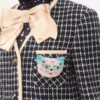 Broszka Le Chat De La Maison z tkaniny żakardowej z haftem z koralików z żywicy Broszka Le Chat De La Maison z tkaniny żakardowej z haftem z koralików z żywicy