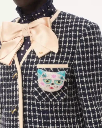 Broszka Le Chat De La Maison z tkaniny żakardowej z haftem z koralików z żywicy Broszka Le Chat De La Maison z tkaniny żakardowej z haftem z koralików z żywicy