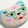 Broszka Le Chat De La Maison z tkaniny żakardowej z haftem z koralików z żywicy Broszka Le Chat De La Maison z tkaniny żakardowej z haftem z koralików z żywicy