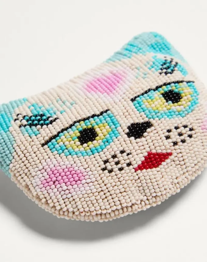 Broszka Le Chat De La Maison z tkaniny żakardowej z haftem z koralików z żywicy Broszka Le Chat De La Maison z tkaniny żakardowej z haftem z koralików z żywicy