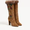 Buty Hotty z cielęcej skóry z efektem kucyka, z haftem kwiatowym i futrem, 100 mm Buty Hotty z cielęcej skóry z efektem kucyka, z haftem kwiatowym i futrem, 100 mm