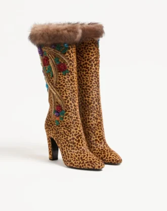 Buty Hotty z cielęcej skóry z efektem kucyka, z haftem kwiatowym i futrem, 100 mm Buty Hotty z cielęcej skóry z efektem kucyka, z haftem kwiatowym i futrem, 100 mm