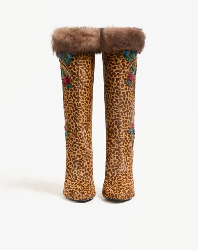 Buty Hotty z cielęcej skóry z efektem kucyka, z haftem kwiatowym i futrem, 100 mm Buty Hotty z cielęcej skóry z efektem kucyka, z haftem kwiatowym i futrem, 100 mm