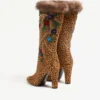 Buty Hotty z cielęcej skóry z efektem kucyka, z haftem kwiatowym i futrem, 100 mm Buty Hotty z cielęcej skóry z efektem kucyka, z haftem kwiatowym i futrem, 100 mm