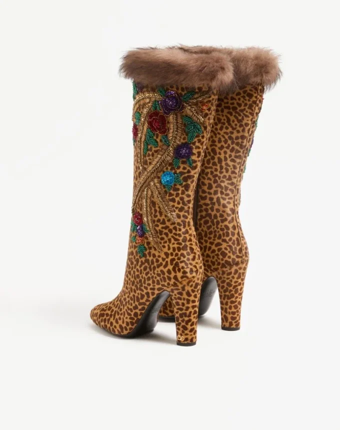Buty Hotty z cielęcej skóry z efektem kucyka, z haftem kwiatowym i futrem, 100 mm Buty Hotty z cielęcej skóry z efektem kucyka, z haftem kwiatowym i futrem, 100 mm
