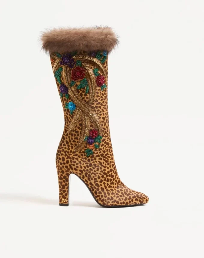 Buty Hotty z cielęcej skóry z efektem kucyka, z haftem kwiatowym i futrem, 100 mm Buty Hotty z cielęcej skóry z efektem kucyka, z haftem kwiatowym i futrem, 100 mm