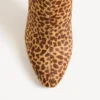 Buty Hotty z cielęcej skóry z efektem kucyka, z haftem kwiatowym i futrem, 100 mm Buty Hotty z cielęcej skóry z efektem kucyka, z haftem kwiatowym i futrem, 100 mm