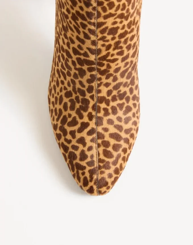 Buty Hotty z cielęcej skóry z efektem kucyka, z haftem kwiatowym i futrem, 100 mm Buty Hotty z cielęcej skóry z efektem kucyka, z haftem kwiatowym i futrem, 100 mm