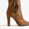 Buty Hotty z cielęcej skóry z efektem kucyka, z haftem kwiatowym i futrem, 100 mm Buty Hotty z cielęcej skóry z efektem kucyka, z haftem kwiatowym i futrem, 100 mm