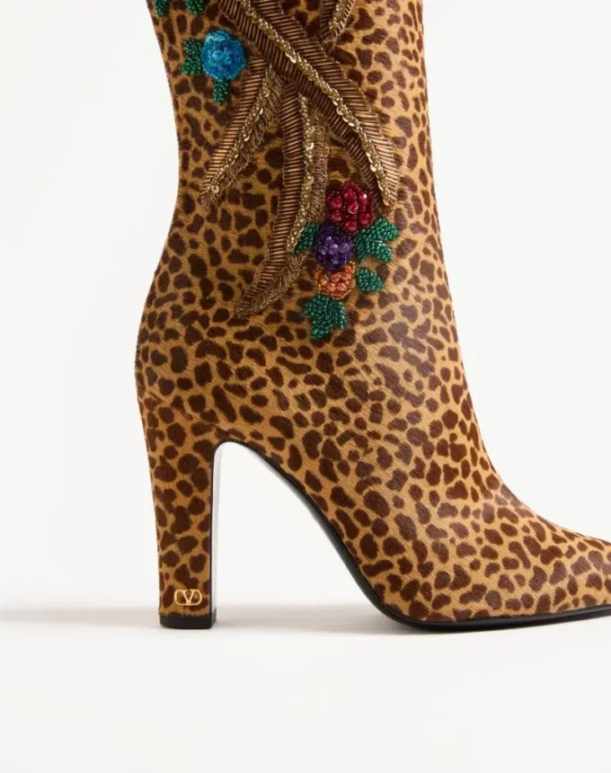Buty Hotty z cielęcej skóry z efektem kucyka, z haftem kwiatowym i futrem, 100 mm Buty Hotty z cielęcej skóry z efektem kucyka, z haftem kwiatowym i futrem, 100 mm