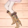 Buty Hotty z cielęcej skóry z efektem kucyka, z haftem kwiatowym i futrem, 100 mm Buty Hotty z cielęcej skóry z efektem kucyka, z haftem kwiatowym i futrem, 100 mm