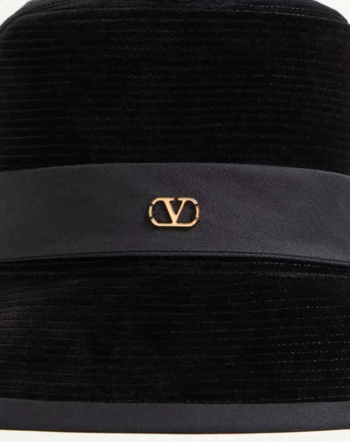 Czapka bawełniana z logo VLogo. Czapka bawełniana z logo VLogo.