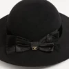Czapka Vlogo Signature z tkaniny Lapin i aksamitu z kokardą z tafty Czapka Vlogo Signature z tkaniny Lapin i aksamitu z kokardą z tafty