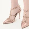 Czółenka Rockstud z laminowanej skóry nappa 100 mm