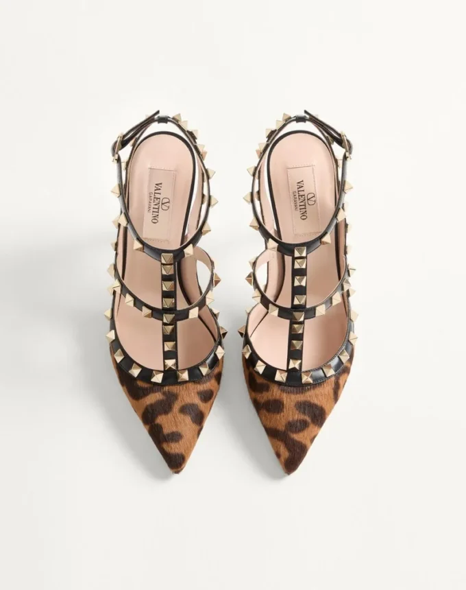 Czółenka Rockstud z paskami z cielęcej skóry z efektem kucyka 100 mm Czółenka Rockstud z paskami z cielęcej skóry z efektem kucyka 100 mm