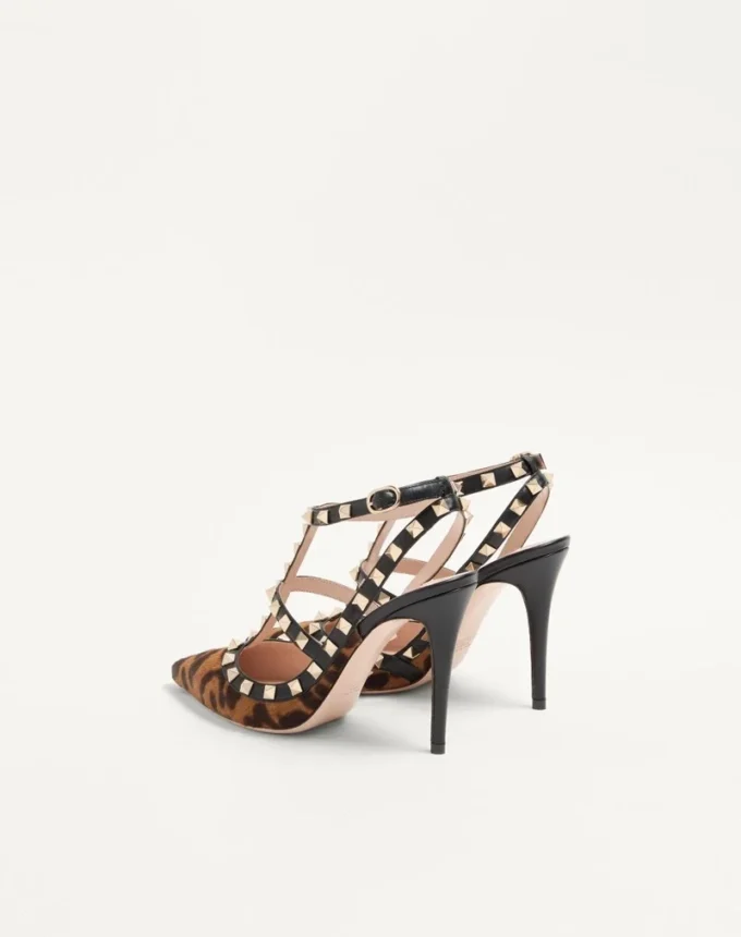 Czółenka Rockstud z paskami z cielęcej skóry z efektem kucyka 100 mm Czółenka Rockstud z paskami z cielęcej skóry z efektem kucyka 100 mm