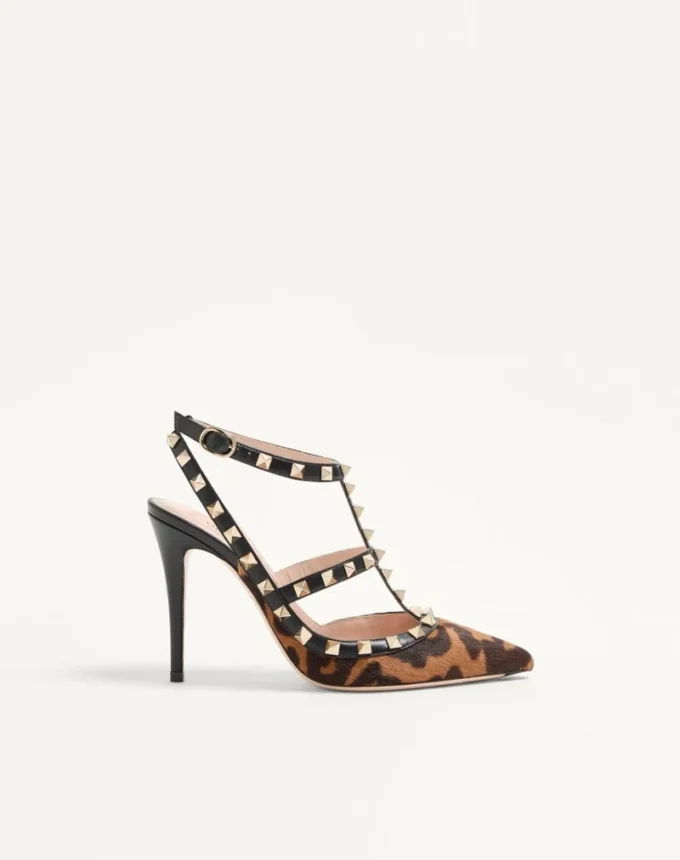 Czółenka Rockstud z paskami z cielęcej skóry z efektem kucyka 100 mm Czółenka Rockstud z paskami z cielęcej skóry z efektem kucyka 100 mm