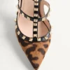 Czółenka Rockstud z paskami z cielęcej skóry z efektem kucyka 100 mm Czółenka Rockstud z paskami z cielęcej skóry z efektem kucyka 100 mm