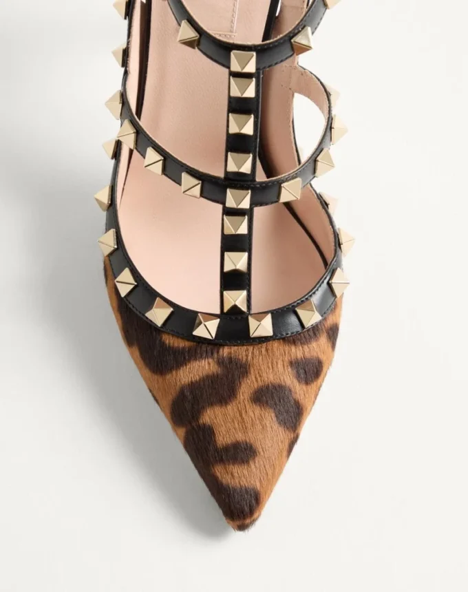 Czółenka Rockstud z paskami z cielęcej skóry z efektem kucyka 100 mm Czółenka Rockstud z paskami z cielęcej skóry z efektem kucyka 100 mm
