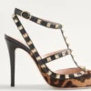 Czółenka Rockstud z paskami z cielęcej skóry z efektem kucyka 100 mm Czółenka Rockstud z paskami z cielęcej skóry z efektem kucyka 100 mm
