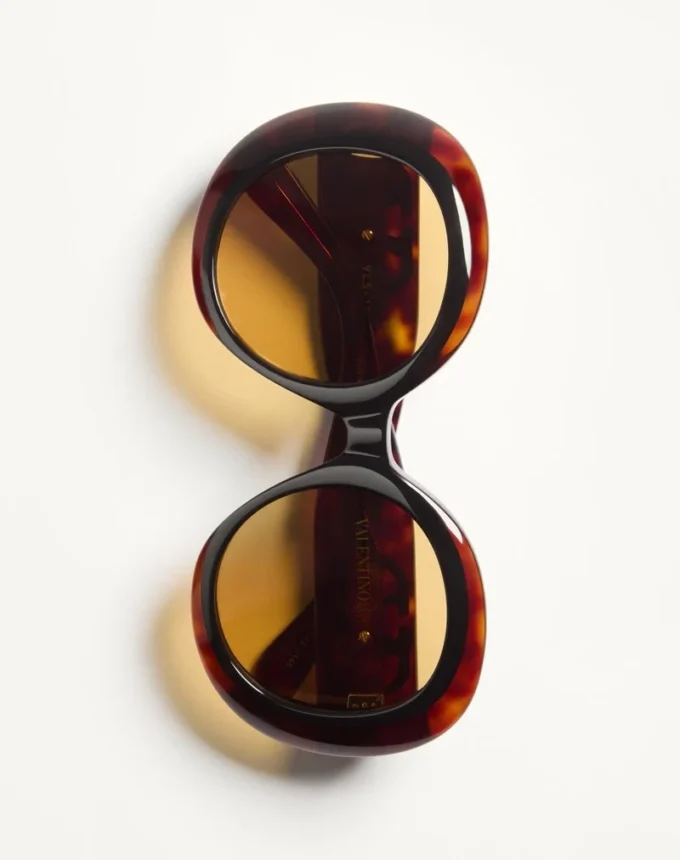 Efektowne okrągłe okulary z acetatu w stylu lat 60. Efektowne okrągłe okulary z acetatu w stylu lat 60.