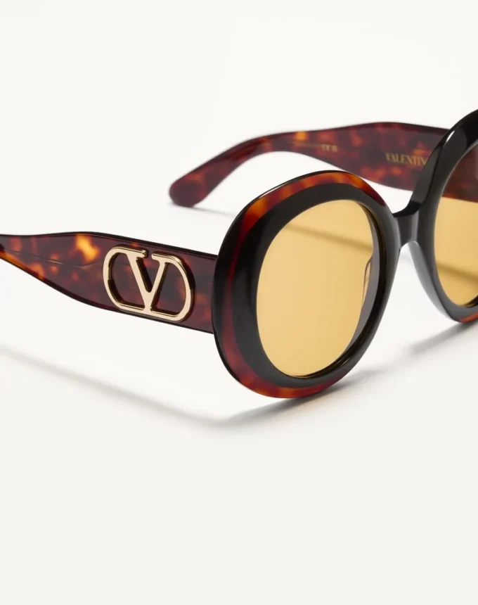 Efektowne okrągłe okulary z acetatu w stylu lat 60. Efektowne okrągłe okulary z acetatu w stylu lat 60.