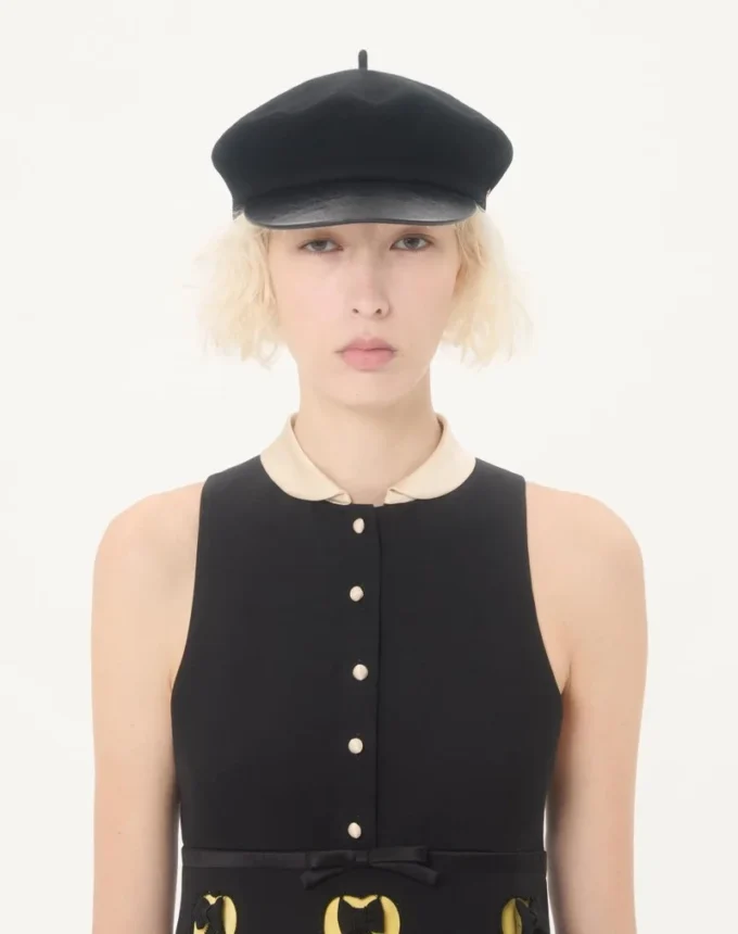 Haftowana krótka sukienka z krepy couture Haftowana krótka sukienka z krepy couture