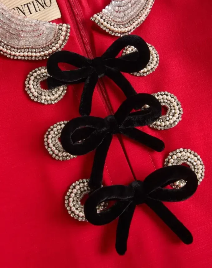 Haftowana krótka sukienka z krepy couture Haftowana krótka sukienka z krepy couture