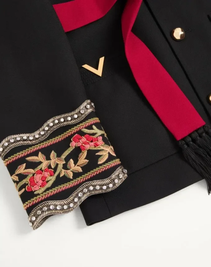 Haftowana kurtka Valentino z paskiem, wykonana z wełnianej gabardyny z VGold Haftowana kurtka Valentino z paskiem, wykonana z wełnianej gabardyny z VGold