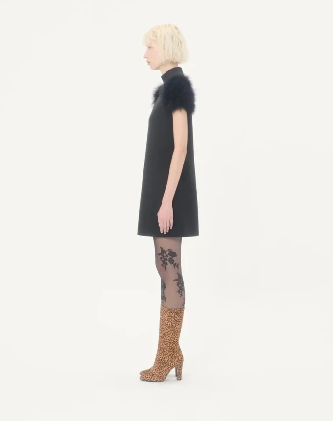 Krótka sukienka Crepe Couture z piórami Krótka sukienka Crepe Couture z piórami