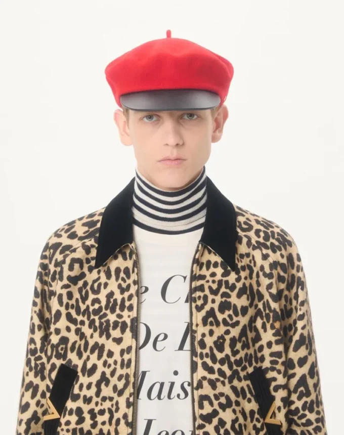Kurtka bomber Valentino z wełnianego drapowanego materiału z złotymi naszywkami VGold na bocznych kieszeniach Kurtka bomber Valentino z wełnianego drapowanego materiału z złotymi naszywkami VGold na bocznych kieszeniach