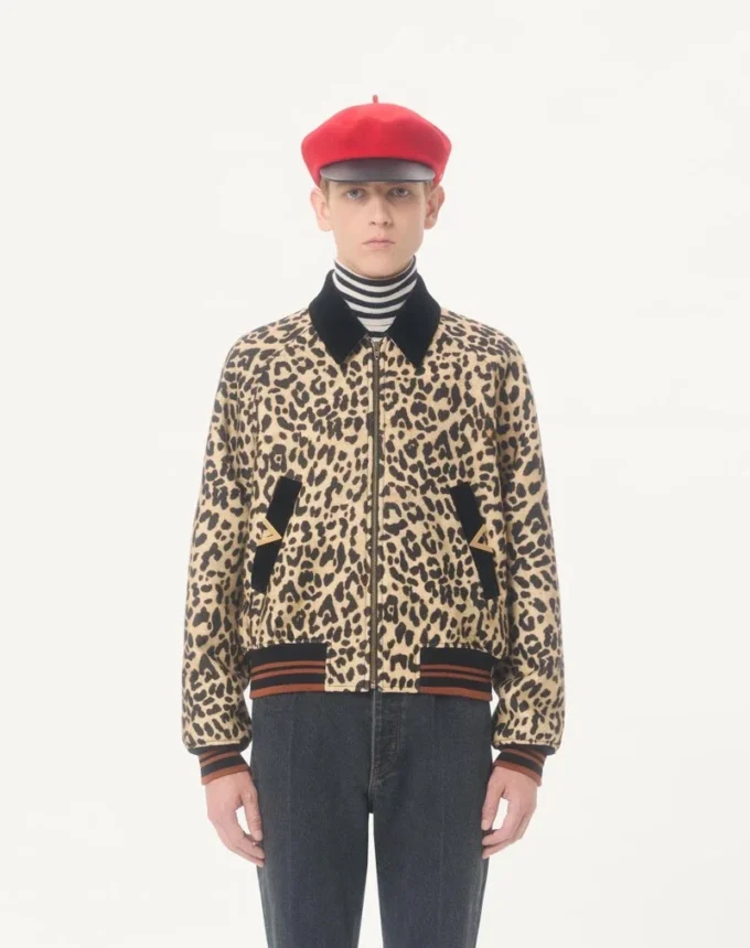 Kurtka bomber Valentino z wełnianego drapowanego materiału z złotymi naszywkami VGold na bocznych kieszeniach Kurtka bomber Valentino z wełnianego drapowanego materiału z złotymi naszywkami VGold na bocznych kieszeniach