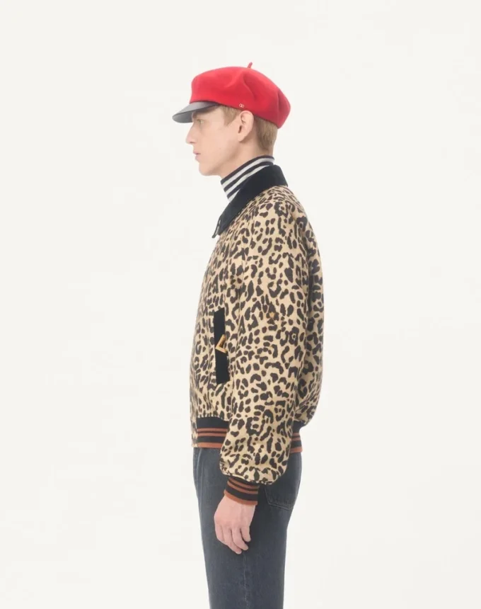 Kurtka bomber Valentino z wełnianego drapowanego materiału z złotymi naszywkami VGold na bocznych kieszeniach Kurtka bomber Valentino z wełnianego drapowanego materiału z złotymi naszywkami VGold na bocznych kieszeniach