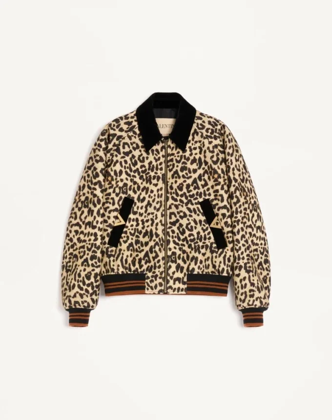Kurtka bomber Valentino z wełnianego drapowanego materiału z złotymi naszywkami VGold na bocznych kieszeniach Kurtka bomber Valentino z wełnianego drapowanego materiału z złotymi naszywkami VGold na bocznych kieszeniach