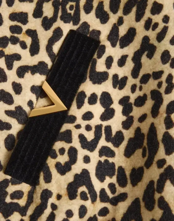 Kurtka bomber Valentino z wełnianego drapowanego materiału z złotymi naszywkami VGold na bocznych kieszeniach Kurtka bomber Valentino z wełnianego drapowanego materiału z złotymi naszywkami VGold na bocznych kieszeniach