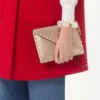 Laminowana kopertówka Rockstud z ziarnistej skóry cielęcej Laminowana kopertówka Rockstud z ziarnistej skóry cielęcej