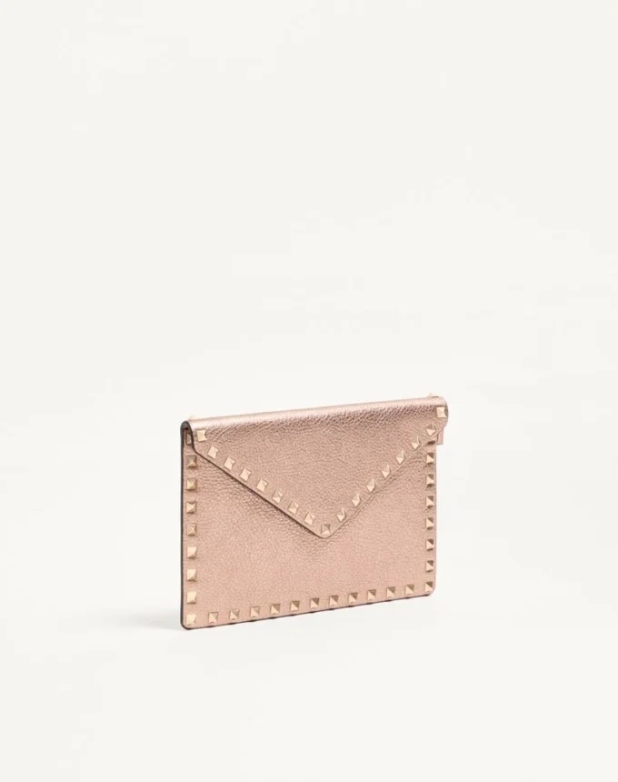 Laminowana kopertówka Rockstud z ziarnistej skóry cielęcej Laminowana kopertówka Rockstud z ziarnistej skóry cielęcej