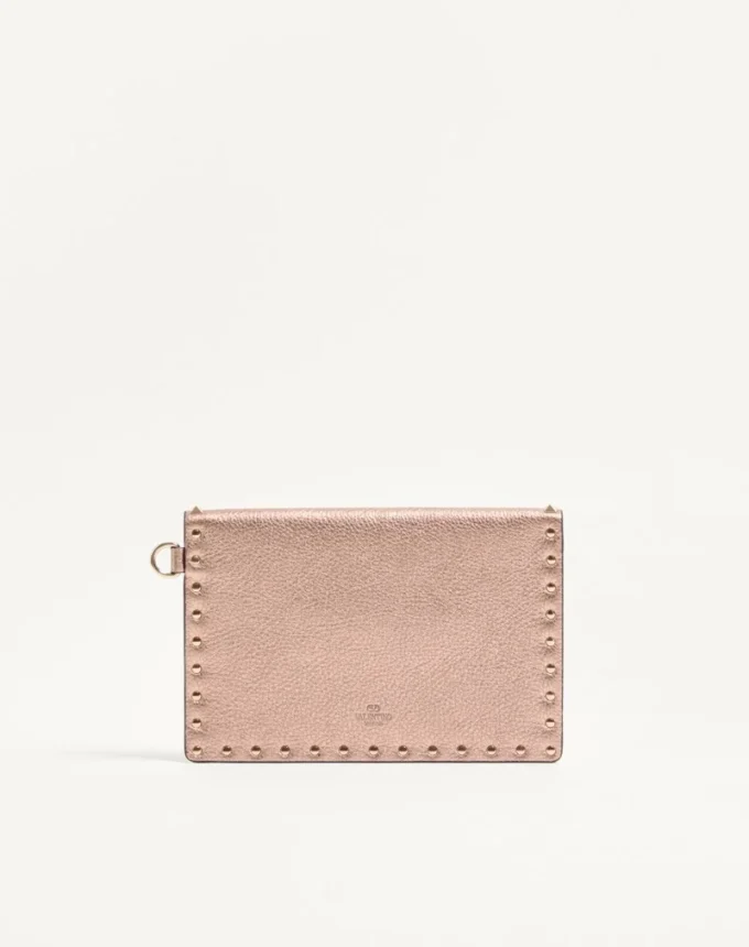 Laminowana kopertówka Rockstud z ziarnistej skóry cielęcej Laminowana kopertówka Rockstud z ziarnistej skóry cielęcej