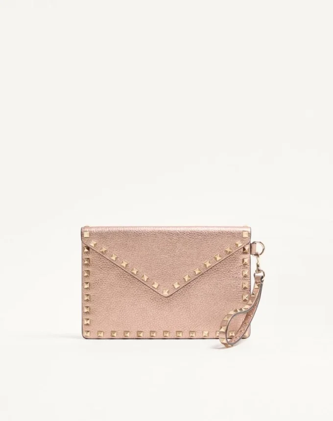 Laminowana kopertówka Rockstud z ziarnistej skóry cielęcej Laminowana kopertówka Rockstud z ziarnistej skóry cielęcej