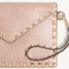Laminowana kopertówka Rockstud z ziarnistej skóry cielęcej Laminowana kopertówka Rockstud z ziarnistej skóry cielęcej