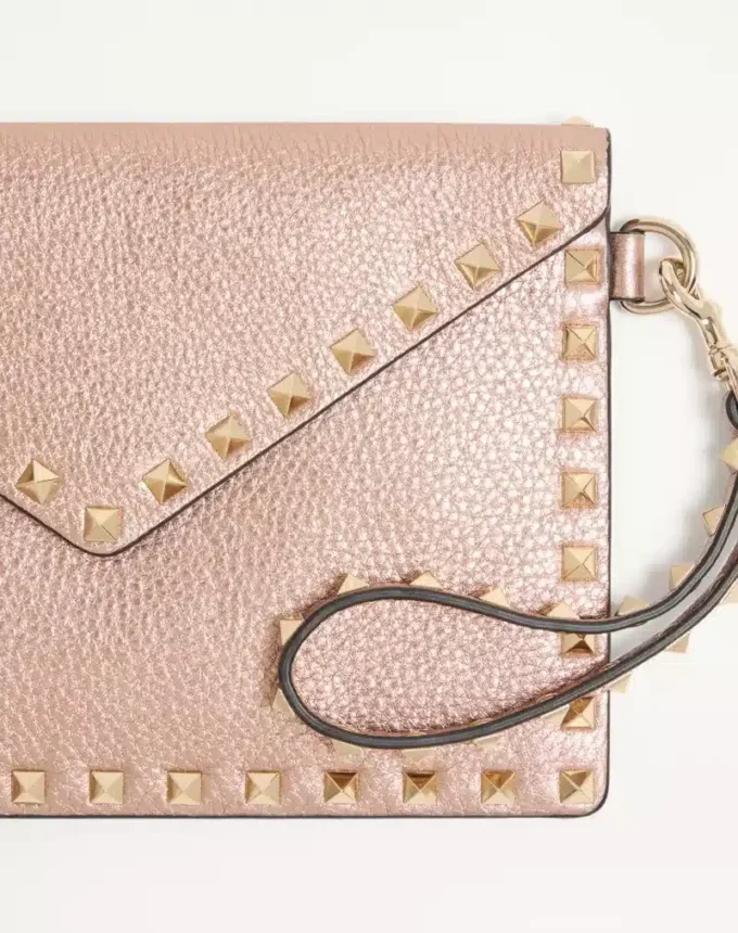 Laminowana kopertówka Rockstud z ziarnistej skóry cielęcej Laminowana kopertówka Rockstud z ziarnistej skóry cielęcej