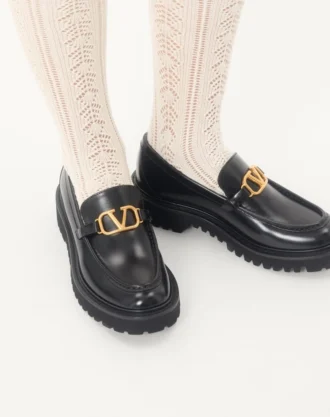 loafersy z cielcej skry z charakterystycznym logo 1 330x417 - Loafersy z cielęcej sk&oacute;ry z charakterystycznym logo