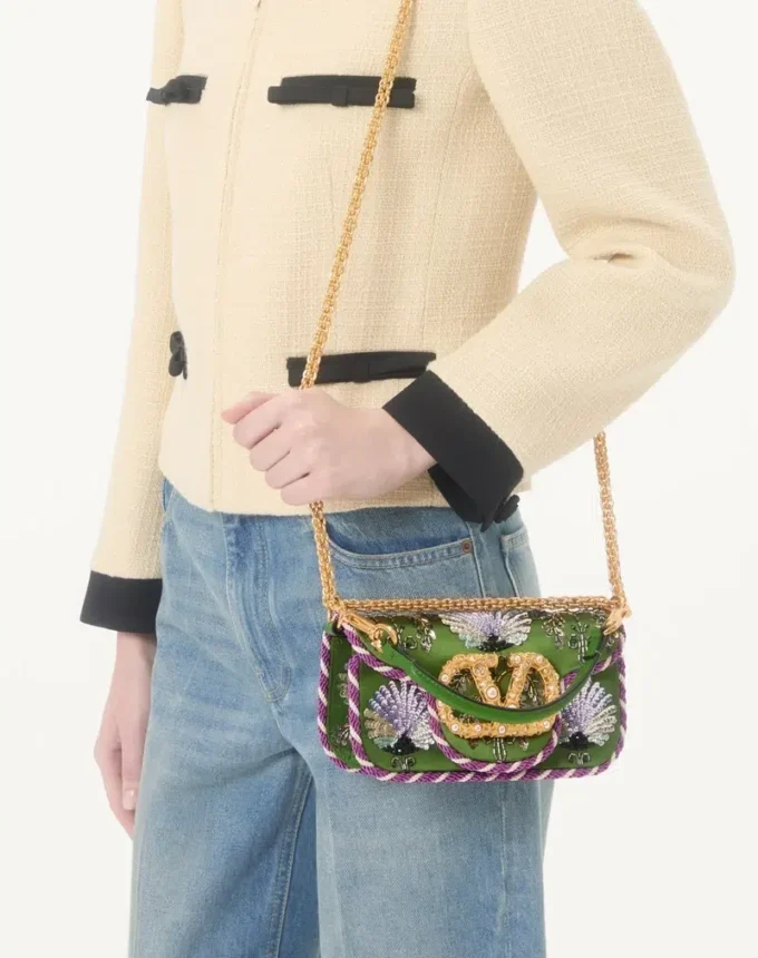 Mała haftowana torebka na ramię Valentino Garavani Locò z logo w kształcie klejnotu Mała haftowana torebka na ramię Valentino Garavani Locò z logo w kształcie klejnotu