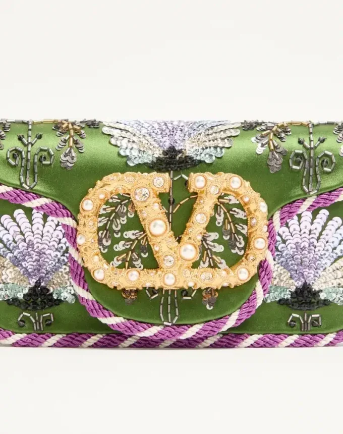 Mała haftowana torebka na ramię Valentino Garavani Locò z logo w kształcie klejnotu Mała haftowana torebka na ramię Valentino Garavani Locò z logo w kształcie klejnotu