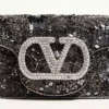 Mała haftowana torebka na ramię Valentino Garavani Locò z logo w kształcie klejnotu Mała haftowana torebka na ramię Valentino Garavani Locò z logo w kształcie klejnotu