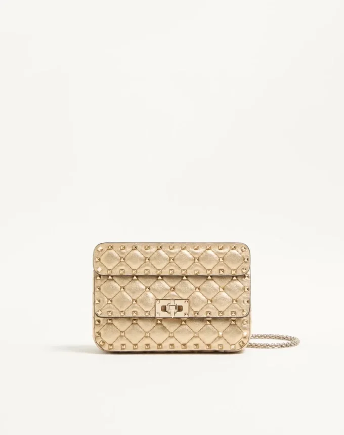 Mała laminowana torebka Valentino Garavani Rockstud Spike z nappa Mała laminowana torebka Valentino Garavani Rockstud Spike z nappa