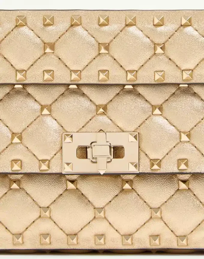 Mała laminowana torebka Valentino Garavani Rockstud Spike z nappa Mała laminowana torebka Valentino Garavani Rockstud Spike z nappa